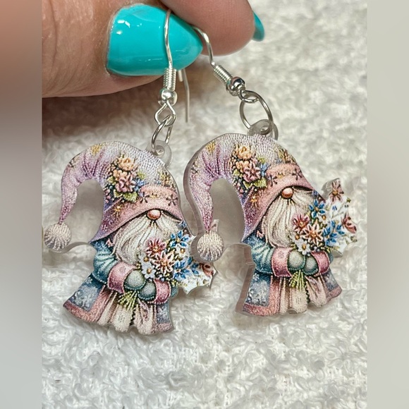 2/20🍀Adorable gnome earrings in acrylic with French wire hooks🍀 - Picture 3 of 5